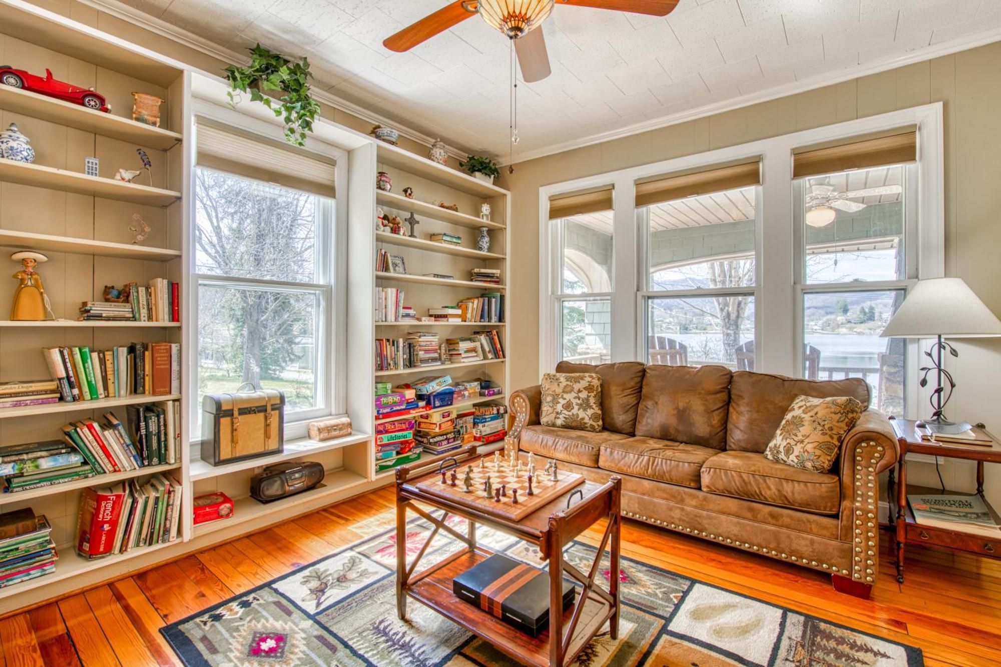A Beautiful View & Carriage Villa Lake Junaluska Room photo